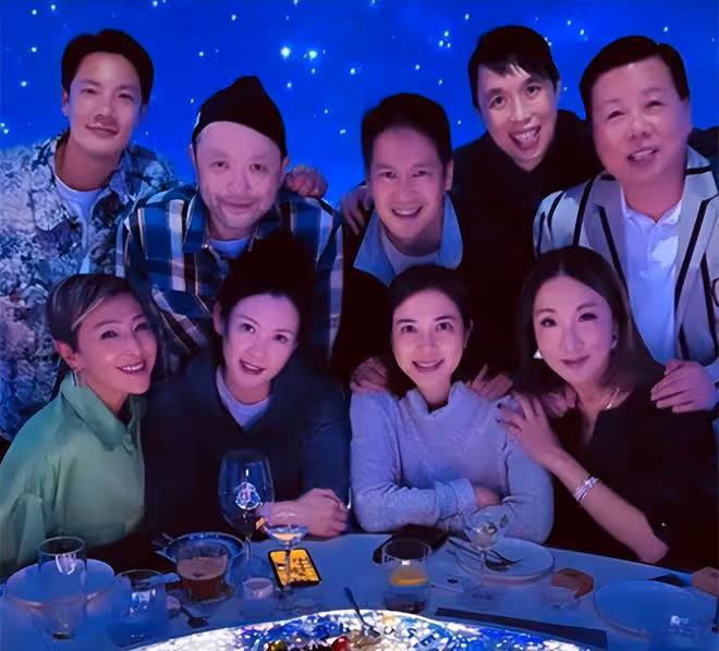 邱淑貞夫婦參加聚會,富豪老公近年事業受挫,54歲鬍子拉碴顯憔悴