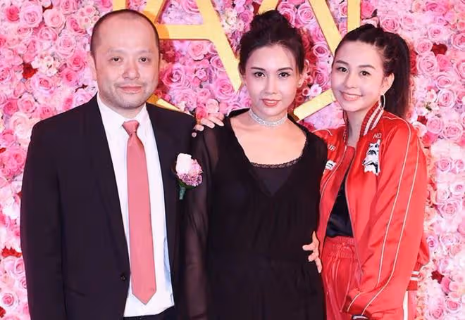 邱淑貞夫婦參加聚會,富豪老公近年事業受挫,54歲鬍子拉碴顯憔悴