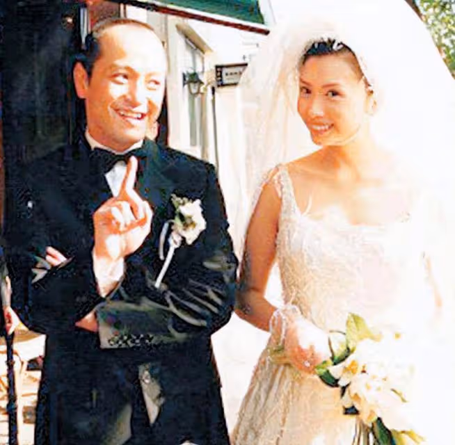 邱淑貞夫婦參加聚會，富豪老公近年事業受挫，54歲鬍子拉碴顯憔悴