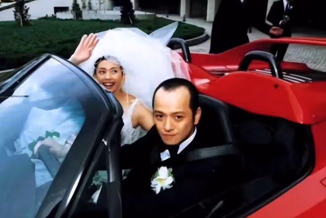邱淑貞夫婦參加聚會，富豪老公近年事業受挫，54歲鬍子拉碴顯憔悴