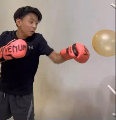 張柏芝曬12歲次子「帥照變化大」!已經長了小鬍子,五官像極謝霆鋒,網友:基因真強大