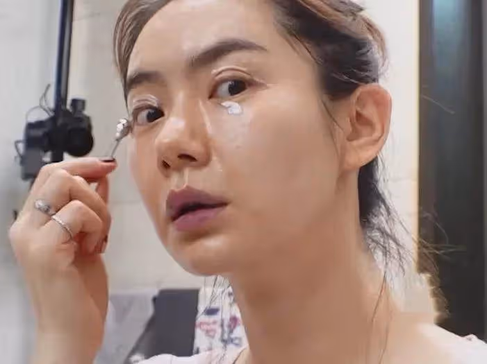 戚薇真實素顏照曝出!滿臉膠原蛋白「大方承認動過雙眼皮」, 李承鉉還照親不誤