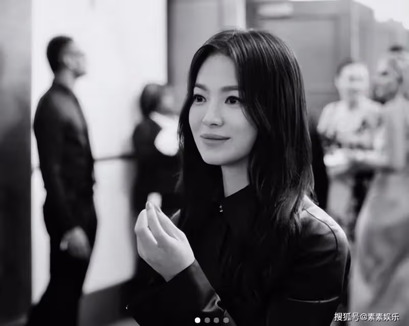 宋慧喬40歲狀態越發優雅,皮衣套裝氣質獨特,參加秀場成焦點
