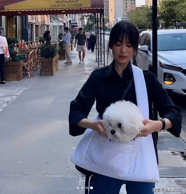 宋慧喬40歲狀態越發優雅,皮衣套裝氣質獨特,參加秀場成焦點