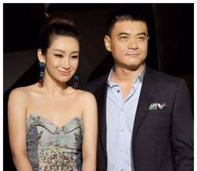 王新軍娶小7歲的秦海璐，前妻為養活兒子復出，今51 歲生活愜意