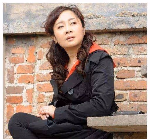 王新軍娶小7歲的秦海璐,前妻為養活兒子復出,今51 歲生活愜意