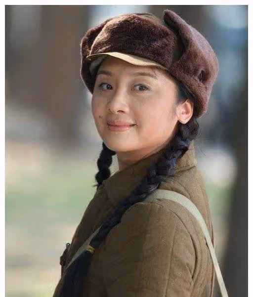 王新軍娶小7歲的秦海璐,前妻為養活兒子復出,今51 歲生活愜意