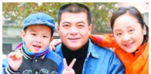 王新軍娶小7歲的秦海璐,前妻為養活兒子復出,今51 歲生活愜意