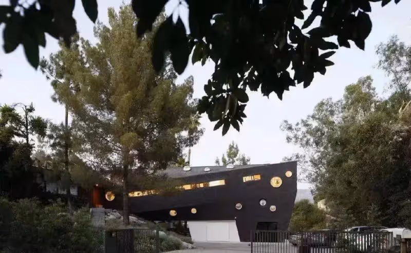 明星兒子難敵建築師老爸!豪宅外更多驚世神作,這什麼神仙家庭?