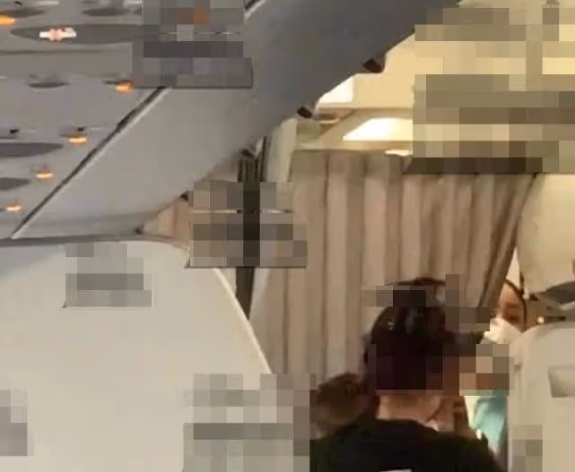 小林青霞國外返港全家被趕下飛機，疑因抱兒子擋路與空姐激烈爭執