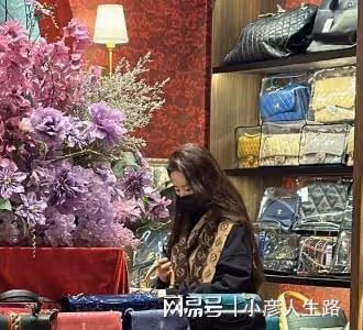 網友三里屯偶遇劉亦菲，購買自己代言的二手包送朋友，被贊好溫柔
