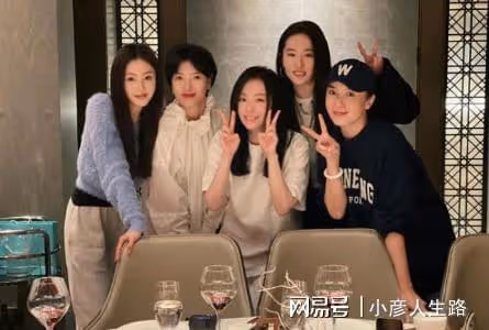 網友三里屯偶遇劉亦菲，購買自己代言的二手包送朋友，被贊好溫柔