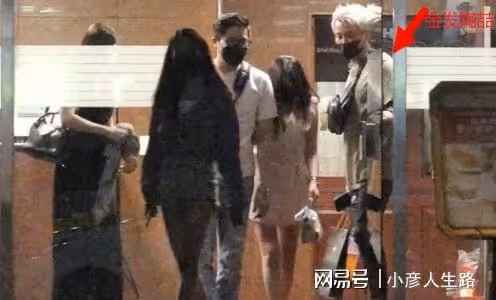 陶喆深夜與美女約會，離別時疑似給美女鈔票，兩人還拉手相當親密