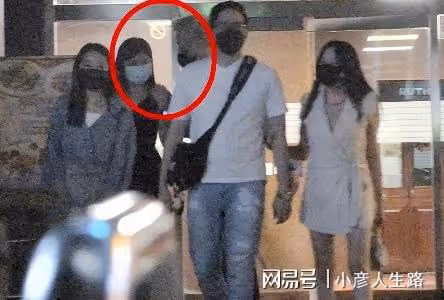 陶喆深夜與美女約會，離別時疑似給美女鈔票，兩人還拉手相當親密