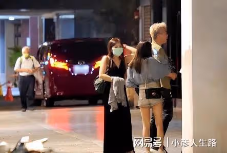 陶喆深夜與美女約會，離別時疑似給美女鈔票，兩人還拉手相當親密