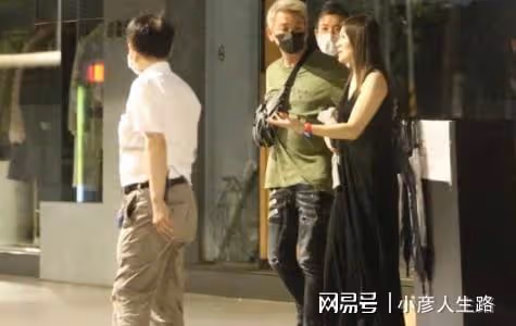陶喆深夜與美女約會，離別時疑似給美女鈔票，兩人還拉手相當親密