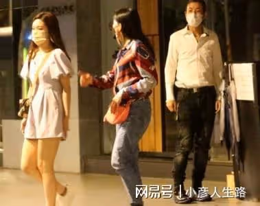 陶喆深夜與美女約會，離別時疑似給美女鈔票，兩人還拉手相當親密