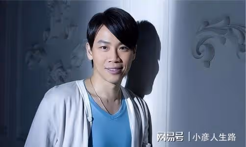 陶喆深夜與美女約會，離別時疑似給美女鈔票，兩人還拉手相當親密