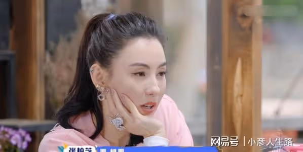媒體曝張柏芝疑似懷第4胎?小腹凸起用抱枕遮擋,3胎生父身份未知
