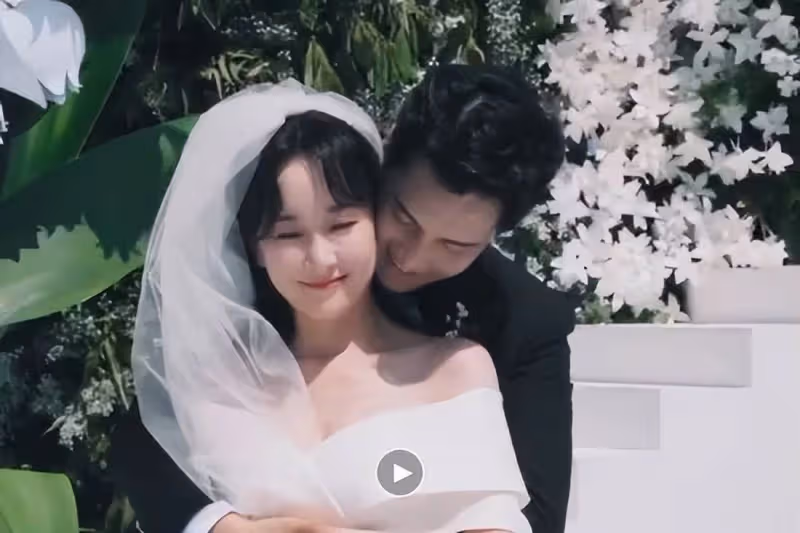 張檬小五三亞婚禮現場：雙方互戴戒指，在一片花海中甜蜜擁吻