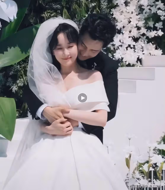 張檬小五三亞婚禮現場:雙方互戴戒指,在一片花海中甜蜜擁吻