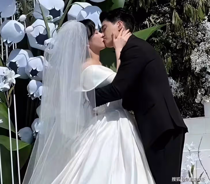張檬小五三亞婚禮現場:雙方互戴戒指,在一片花海中甜蜜擁吻