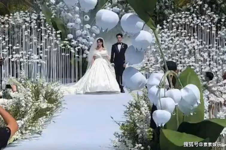 張檬小五三亞婚禮現場:雙方互戴戒指,在一片花海中甜蜜擁吻