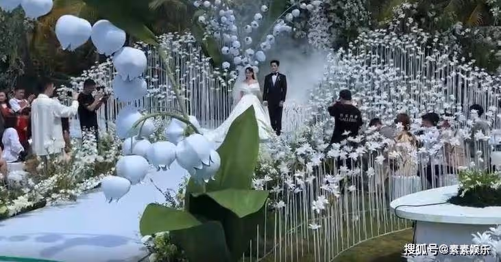 張檬小五三亞婚禮現場:雙方互戴戒指,在一片花海中甜蜜擁吻
