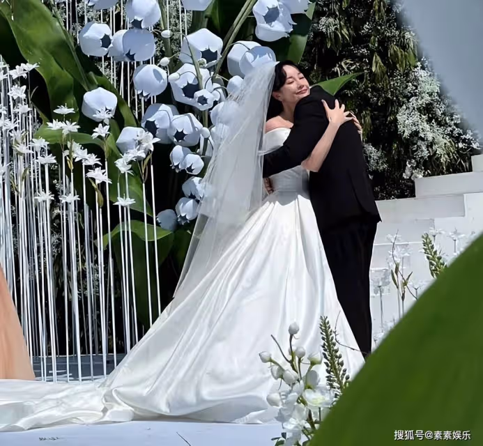 張檬小五三亞婚禮現場:雙方互戴戒指,在一片花海中甜蜜擁吻