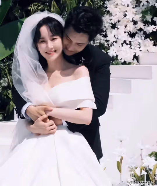 張檬小五三亞婚禮現場:雙方互戴戒指,在一片花海中甜蜜擁吻