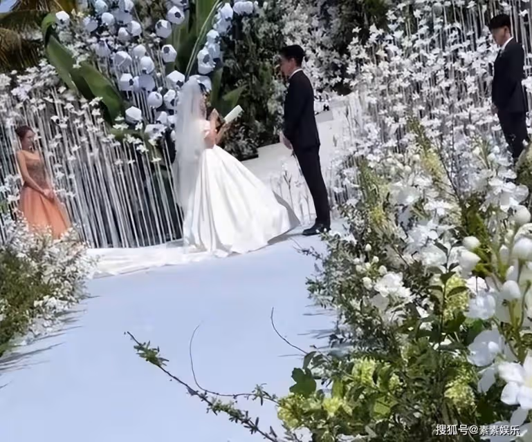 張檬小五三亞婚禮現場:雙方互戴戒指,在一片花海中甜蜜擁吻