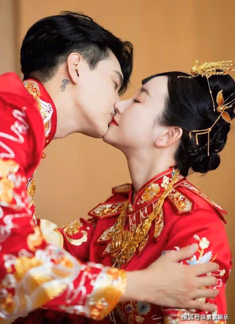張檬小五三亞婚禮現場:雙方互戴戒指,在一片花海中甜蜜擁吻