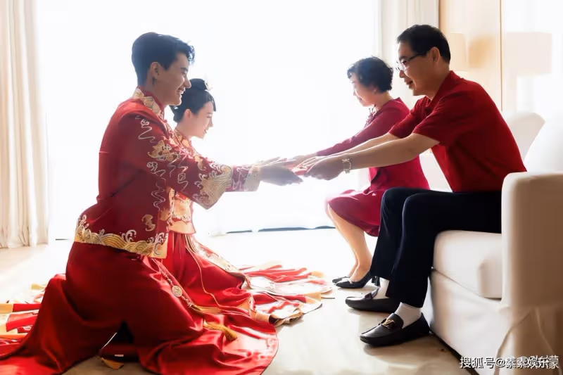 張檬金恩聖結婚現場:穿中式婚服給爸媽敬茶,長輩回贈超厚大紅包