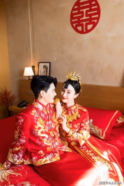 張檬金恩聖結婚現場:穿中式婚服給爸媽敬茶,長輩回贈超厚大紅包