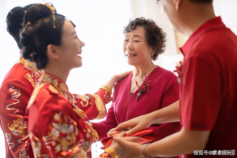 張檬金恩聖結婚現場:穿中式婚服給爸媽敬茶,長輩回贈超厚大紅包