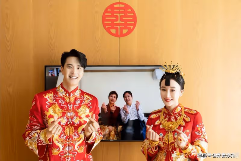 張檬金恩聖結婚現場:穿中式婚服給爸媽敬茶,長輩回贈超厚大紅包