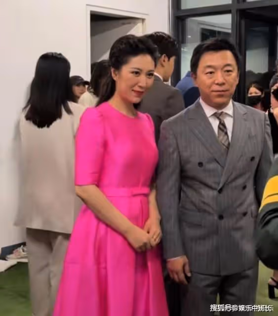 明星後台曝光:黃渤忙合影,張嘉益打電話,於和偉背手氣場強