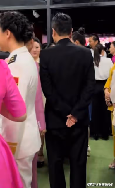 明星後台曝光:黃渤忙合影,張嘉益打電話,於和偉背手氣場強