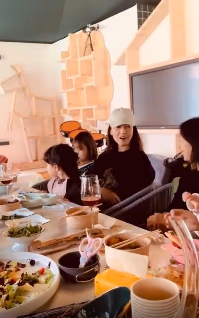 高圓圓帶女兒與江一燕聚餐,2歲Rhea側顏好漂亮