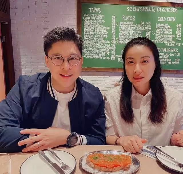 霍啟剛為郭晶晶慶生曬照,自稱是老夫少妻,就餐餐廳真的很平價了