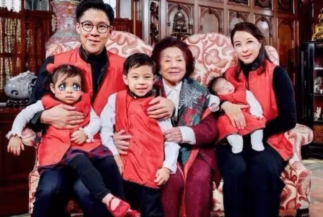 霍啟剛為郭晶晶慶生曬照，自稱是老夫少妻，就餐餐廳真的很平價了
