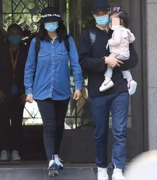 趙又廷秀恩愛!高圓圓陪他外出吃飯簡單慶生,感慨心態年輕最重要