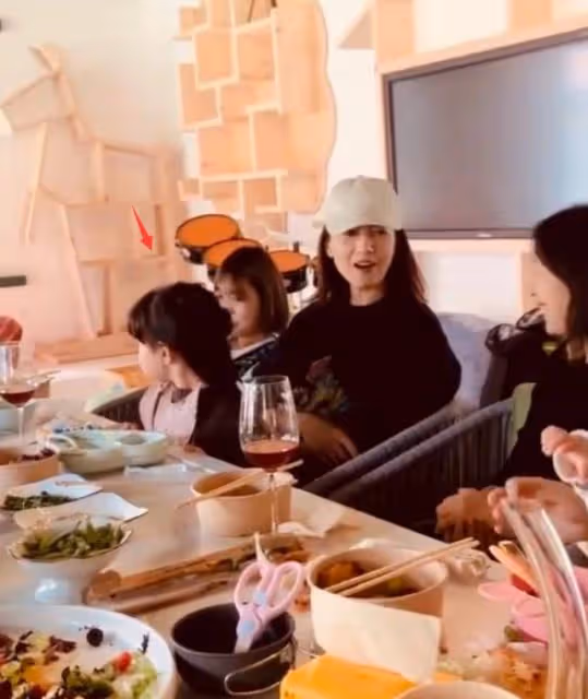 趙又廷秀恩愛!高圓圓陪他外出吃飯簡單慶生,感慨心態年輕最重要