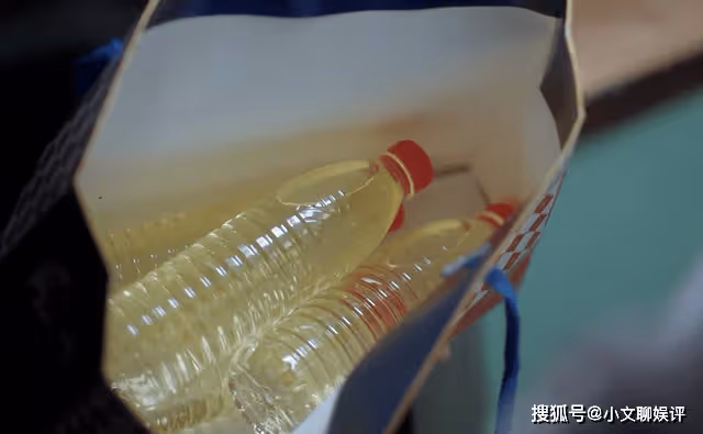 《我們這十年》躲不掉的套路,強送的銀行卡,處處透露著為官的無奈