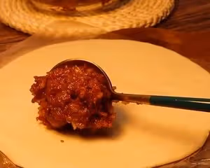 不用和面，用手抓餅做的黑椒牛肉餅，一口氣可以吃五個！
