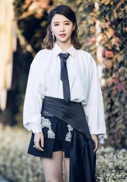 37歲美女主持罕見曬視頻,慶祝結婚九周年,曾被稱為萌版小董卿