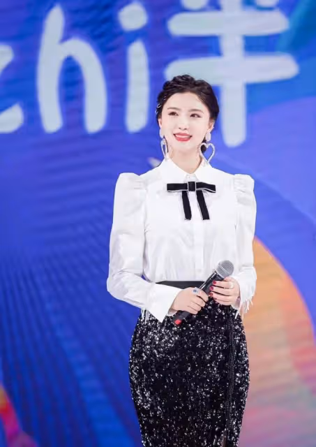 37歲美女主持罕見曬視頻,慶祝結婚九周年,曾被稱為萌版小董卿