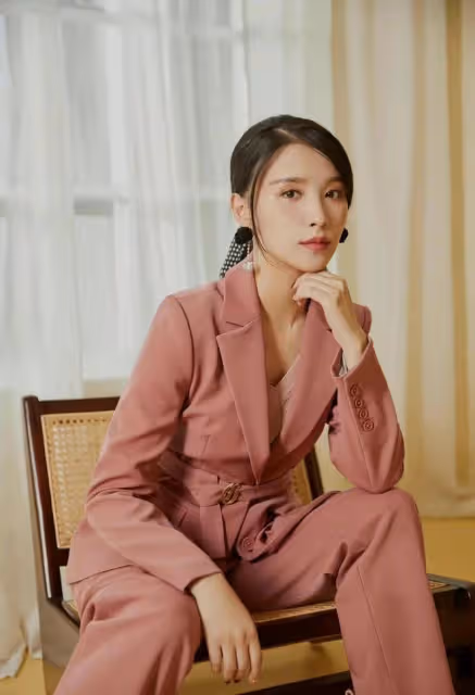 37歲美女主持罕見曬視頻,慶祝結婚九周年,曾被稱為萌版小董卿