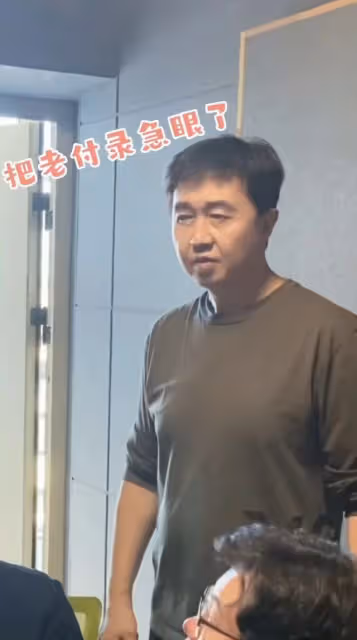 祁隆家暴風波後罕露面！甜喊任靜顯親近，付笛生現身合作被逼急眼