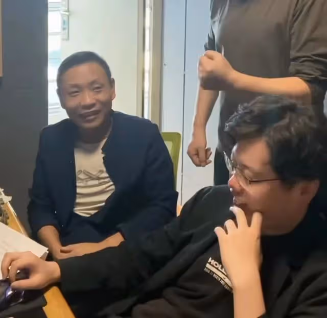 祁隆家暴風波後罕露面！甜喊任靜顯親近，付笛生現身合作被逼急眼